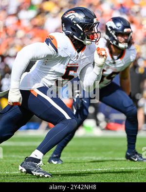 Denver, États-Unis. 15 septembre 2024 : le linebacker Baron Browning (5 ans) des Denver Broncos se précipite dans la première moitié du match de football entre les Broncos de Denver et les Steelers de Pittsburgh Derek Regensburger/CSM. Crédit : Cal Sport Media/Alamy Live News Banque D'Images