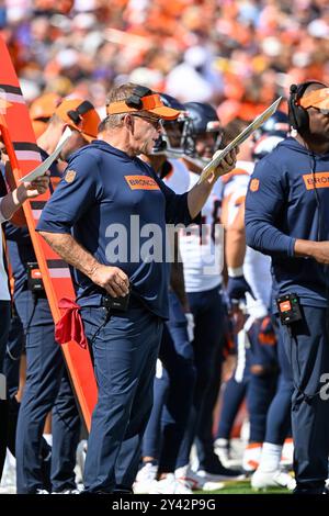 Denver, États-Unis. 15 septembre 2024 : L'entraîneur-chef des Broncos de Denver, Sean Payton, appelle un match dans la première moitié du match de football entre les Broncos de Denver et les Steelers de Pittsburgh, Derek Regensburger/CSM. Crédit : Cal Sport Media/Alamy Live News Banque D'Images