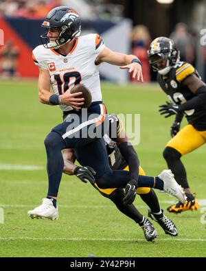 Denver, États-Unis. 15 septembre 2024 : le quarterback des Broncos de Denver Bo Nix (10 ans) se bouscule dans la seconde moitié du match de football entre les Broncos de Denver et les Steelers de Pittsburgh Derek Regensburger/CSM. Crédit : Cal Sport Media/Alamy Live News Banque D'Images