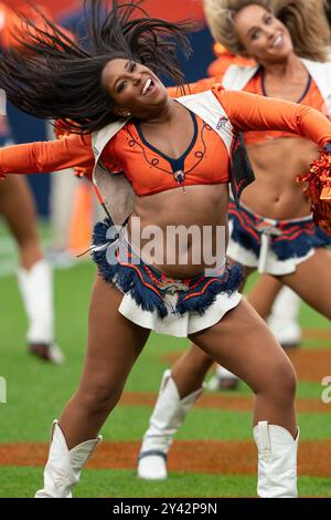 Denver, États-Unis. 15 septembre 2024 : une pom-pom-meneuse des Broncos de Denver joue dans la seconde moitié du match de football entre les Broncos de Denver et les Steelers de Pittsburgh Derek Regensburger/CSM. Crédit : Cal Sport Media/Alamy Live News Banque D'Images