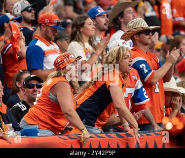 Denver, États-Unis. 15 septembre 2024 : les fans des Broncos de Denver tentent de faire pression sur l'équipe locale dans la seconde moitié du match de football entre les Broncos de Denver et les Steelers de Pittsburgh Derek Regensburger/CSM. Crédit : Cal Sport Media/Alamy Live News Banque D'Images