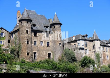 Uzerche, une petite ville authentique, historique et touristique sur les rives de la Vézère dans la campagne Limousin dans le centre-ouest de la France, sur la Banque D'Images