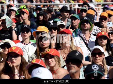 Bakou, Azerbaïdjan. 15 septembre 2024. Les spectateurs regardent le Grand Prix d'Azerbaïdjan de formule 1 à Bakou, Azerbaïdjan, le 15 septembre 2024. Crédit : Tofik Babayev/Xinhua/Alamy Live News Banque D'Images