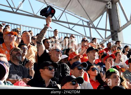 Bakou, Azerbaïdjan. 15 septembre 2024. Les spectateurs regardent le Grand Prix d'Azerbaïdjan de formule 1 à Bakou, Azerbaïdjan, le 15 septembre 2024. Crédit : Tofik Babayev/Xinhua/Alamy Live News Banque D'Images