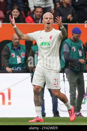 Augsbourg, Allemagne. 15 septembre 2024. Phillip Tietz d'Augsbourg réagit lors du match de football allemand de première division Bundesliga entre Augsbourg et Pauli à Augsbourg, Allemagne, le 15 septembre 2024. Crédit : Philippe Ruiz/Xinhua/Alamy Live News Banque D'Images