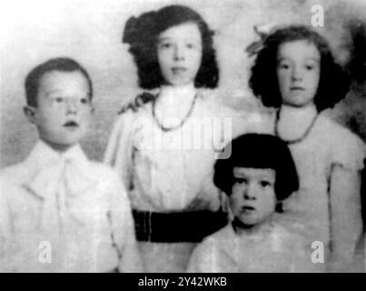 1909 , ITALIE : le célèbre réalisateur italien VITTORIO DE SICA ( 1901 - 1974 ) âgé de 9 ans avec les sœurs MARIA et ELENA et le frère ELMO . Photographe inconnu . - HISTOIRE - FOTO STORICHE - FILM - TEATRO - CINÉMA - personnalités personnalité quand était jeunes garçons petits enfants - enfant - personalità da piccoli piccolo piccola da bambini bambino da giovane giovani - ITALIA - regista cinematografico - INFANZIA - ENFANCE -- Archivio GBB Banque D'Images