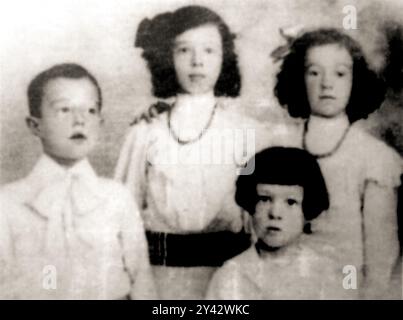 1909 , ITALIE : le célèbre réalisateur italien VITTORIO DE SICA ( 1901 - 1974 ) âgé de 9 ans avec les sœurs MARIA et ELENA et le frère ELMO . Photographe inconnu . - HISTOIRE - FOTO STORICHE - FILM - TEATRO - CINÉMA - personnalités personnalité quand était jeunes garçons petits enfants - enfant - personalità da piccoli piccolo piccola da bambini bambino da giovane giovani - ITALIA - regista cinematografico - INFANZIA - ENFANCE -- Archivio GBB Banque D'Images