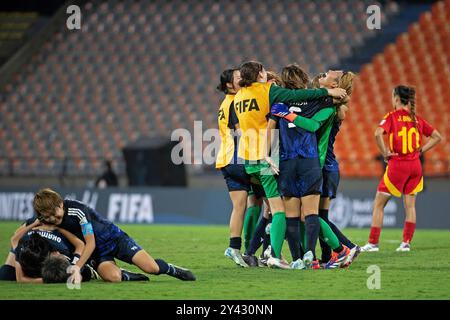 Medelin, Colombie. 15 septembre 2024. Les joueuses japonaises célèbrent après avoir remporté et accédé aux demi-finales après les quarts de finale le match de la Coupe du monde féminine U-20 de la FIFA, Colombie 2024 entre le Japon et l'Espagne, au stade Atanasio Girardot, à Medelin, le 15 septembre 2024. Photo : Jose Pino/DiaEsportivo/Alamy Live News crédit : DiaEsportivo/Alamy Live News Banque D'Images