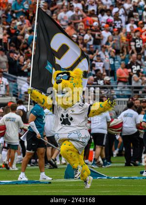 Jacksonville, Floride, États-Unis. 15 septembre 2024. La mascotte des Jaguars de Jacksonville Jaxson de ville mène l'équipe sur le terrain avant un match contre les Jaguars de Jacksonville à Jacksonville, en Floride. Romeo T Guzman/Cal Sport Media/Alamy Live News Banque D'Images