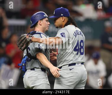 Atlanta, États-Unis. 15 septembre 2024. Le lanceur des Dodgers de Los Angeles Brusdar Graterol et le receveur Will Smith se serrent la main après le match contre les Braves d’Atlanta au Truist Park le dimanche 15 septembre 2024 à Atlanta, en Géorgie. Photo de Mike Zarrilli/UPI crédit : UPI/Alamy Live News Banque D'Images