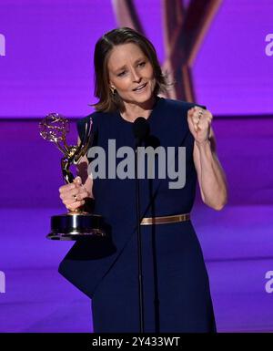 Los Angeles, États-Unis. 15 septembre 2024. Jodie Foster accepte l'actrice principale exceptionnelle dans une série limitée ou Anthology ou un prix de film pour 'True Detective' sur scène lors de la 76e édition annuelle des Primetime Emmy Awards au Peacock Theater de Los Angeles le dimanche 15 septembre 2024. Photo de Jim Ruymen. Crédit : UPI/Alamy Live News Banque D'Images