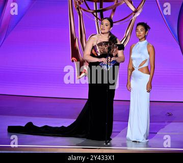 Los Angeles, États-Unis. 15 septembre 2024. (De gauche à droite) Lily Gladstone et Greta Lee apparaissent sur scène lors de la 76e cérémonie des Primetime Emmy Awards au Peacock Theater de Los Angeles le dimanche 15 septembre 2024. Photo de Jim Ruymen. Crédit : UPI/Alamy Live News Banque D'Images