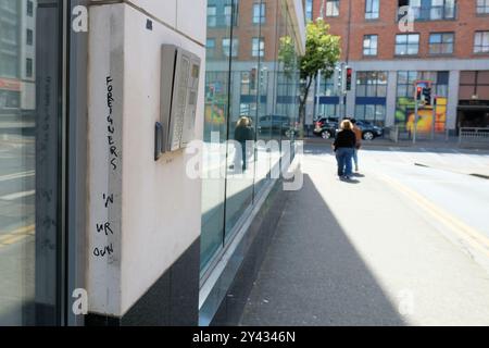 Graffiti « étrangers sur soi » dans le centre de Dublin, Irlande ; xénophobie anti-immigrés protestant contre les immigrés, les réfugiés et les demandeurs d'asile. Banque D'Images