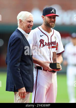 Atlanta, États-Unis. 15 septembre 2024. Le président des Atlanta Braves remet au lanceur Chris Sale le Roberto Clemente Award de l'équipe avant le match contre les Los Angeles Dodgers au Truist Park le dimanche 15 septembre 2024 à Atlanta, en Géorgie. Photo de Mike Zarrilli/UPI crédit : UPI/Alamy Live News Banque D'Images