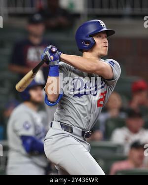 Atlanta, États-Unis. 15 septembre 2024. Tommy Edman, l'arrêt court des Dodgers de Los Angeles, frappe un home run en neuvième manche lors du match contre les Braves d'Atlanta à Truist Park le dimanche 15 septembre 2024 à Atlanta, en Géorgie. Photo de Mike Zarrilli/UPI crédit : UPI/Alamy Live News Banque D'Images