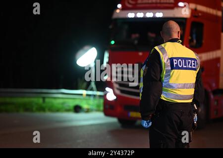 Grenzkontrolle in Bad Bentheim Polizisten kontrollieren den Grenzverkehr AM 16. Septembre 2024 Nach Deutschland am Grenzübergang Bad Bentheim. Die Kontrollen wurdenin der Nacht auf die Landesgrenze im Westen ausgeweitet. Bad Bentheim Niedersachsen Deutschland *** contrôle des frontières à Bad Bentheim les policiers contrôlent le trafic frontalier vers l'Allemagne au poste frontalier de Bad Bentheim le 16 septembre 2024, les contrôles ont été étendus de nuit à la frontière de l'État à l'ouest Bad Bentheim basse-Saxe Allemagne Copyright : xdiebildwerftx Banque D'Images