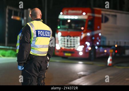 Grenzkontrolle in Bad Bentheim Polizisten kontrollieren den Grenzverkehr AM 16. Septembre 2024 Nach Deutschland am Grenzübergang Bad Bentheim. Die Kontrollen wurdenin der Nacht auf die Landesgrenze im Westen ausgeweitet. Bad Bentheim Niedersachsen Deutschland *** contrôle des frontières à Bad Bentheim les policiers contrôlent le trafic frontalier vers l'Allemagne au poste frontalier de Bad Bentheim le 16 septembre 2024, les contrôles ont été étendus de nuit à la frontière de l'État à l'ouest Bad Bentheim basse-Saxe Allemagne Copyright : xdiebildwerftx Banque D'Images