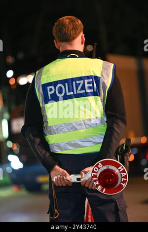 Grenzkontrolle in Bad Bentheim Polizisten kontrollieren den Grenzverkehr AM 16. Septembre 2024 Nach Deutschland am Grenzübergang Bad Bentheim. Die Kontrollen wurdenin der Nacht auf die Landesgrenze im Westen ausgeweitet. Bad Bentheim Niedersachsen Deutschland *** contrôle des frontières à Bad Bentheim les policiers contrôlent le trafic frontalier vers l'Allemagne au poste frontalier de Bad Bentheim le 16 septembre 2024, les contrôles ont été étendus de nuit à la frontière de l'État à l'ouest Bad Bentheim basse-Saxe Allemagne Copyright : xdiebildwerftx Banque D'Images