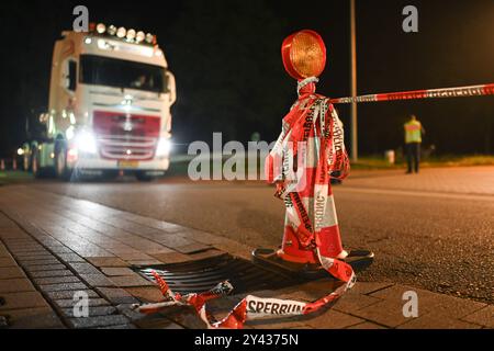 Grenzkontrolle in Bad Bentheim Polizisten kontrollieren den Grenzverkehr AM 16. Septembre 2024 Nach Deutschland am Grenzübergang Bad Bentheim. Die Kontrollen wurdenin der Nacht auf die Landesgrenze im Westen ausgeweitet. Bad Bentheim Niedersachsen Deutschland *** contrôle des frontières à Bad Bentheim les policiers contrôlent le trafic frontalier vers l'Allemagne au poste frontalier de Bad Bentheim le 16 septembre 2024, les contrôles ont été étendus de nuit à la frontière de l'État à l'ouest Bad Bentheim basse-Saxe Allemagne Copyright : xdiebildwerftx Banque D'Images