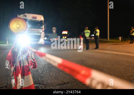 Grenzkontrolle in Bad Bentheim Polizisten kontrollieren den Grenzverkehr AM 16. Septembre 2024 Nach Deutschland am Grenzübergang Bad Bentheim. Die Kontrollen wurdenin der Nacht auf die Landesgrenze im Westen ausgeweitet. Bad Bentheim Niedersachsen Deutschland *** contrôle des frontières à Bad Bentheim les policiers contrôlent le trafic frontalier vers l'Allemagne au poste frontalier de Bad Bentheim le 16 septembre 2024, les contrôles ont été étendus de nuit à la frontière de l'État à l'ouest Bad Bentheim basse-Saxe Allemagne Copyright : xdiebildwerftx Banque D'Images