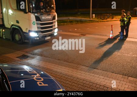 Grenzkontrolle in Bad Bentheim Polizisten kontrollieren den Grenzverkehr AM 16. Septembre 2024 Nach Deutschland am Grenzübergang Bad Bentheim. Die Kontrollen wurdenin der Nacht auf die Landesgrenze im Westen ausgeweitet. Bad Bentheim Niedersachsen Deutschland *** contrôle des frontières à Bad Bentheim les policiers contrôlent le trafic frontalier vers l'Allemagne au poste frontalier de Bad Bentheim le 16 septembre 2024, les contrôles ont été étendus de nuit à la frontière de l'État à l'ouest Bad Bentheim basse-Saxe Allemagne Copyright : xdiebildwerftx Banque D'Images