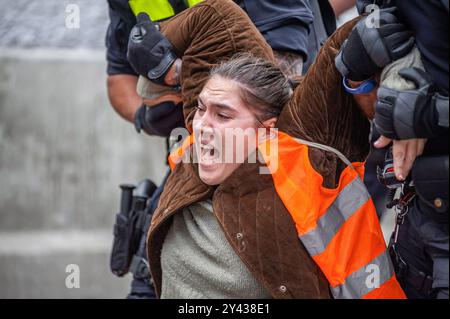 Une manifestante EX a été expulsée de force et détenue par la police, lors du blocus A12 d'extinction Rebellion. La police a expulsé tous les manifestants climatiques de l'A12 à la Haye. 370 personnes ont été arrêtées. 350 au motif de la loi sur les manifestations publiques et 20 pour obstruction et vandalisme, y compris l'application de graffitis. L'évacuation a commencé peu après 17h00 et a duré environ deux heures. L'A12 a été absent de la police pendant environ cinq heures car eux aussi avaient une protestation pour un nouveau régime de retraite anticipée. La police sur ordre du maire Van Zanen a donné l'ordre de rem Banque D'Images