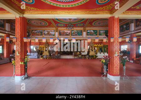 Vue intérieure de l'un des autels du temple bouddhiste Wat Chanthaboury à Vientiane, Laos. Banque D'Images
