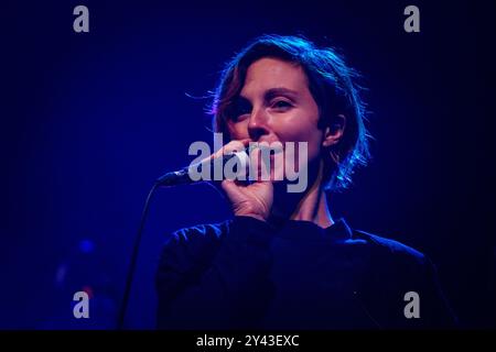 POLICA, CONCERT, GREEN MAN FESTIVAL 2014 : Channy Leaneagh le chanteur de Polica jouant en direct sur la scène Far Out au Green Man Festival 2014 à Glanusk Park, Brecon, pays de Galles, août 2014. Photo : Rob Watkins. INFO : Poliça est un groupe de synthé-pop américain connu pour son son éthéré et expérimental mêlant rythmes électroniques, synthés luxuriants et voix auto-accordées. Dirigée par Channy Leaneagh, leur musique explore les thèmes de l’amour, de l’identité et de la vulnérabilité, créant une atmosphère hypnotique et onirique. Banque D'Images