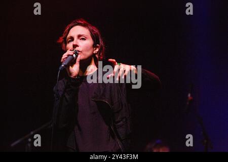 POLICA, CONCERT, GREEN MAN FESTIVAL 2014 : Channy Leaneagh le chanteur de Polica jouant en direct sur la scène Far Out au Green Man Festival 2014 à Glanusk Park, Brecon, pays de Galles, août 2014. Photo : Rob Watkins. INFO : Poliça est un groupe de synthé-pop américain connu pour son son éthéré et expérimental mêlant rythmes électroniques, synthés luxuriants et voix auto-accordées. Dirigée par Channy Leaneagh, leur musique explore les thèmes de l’amour, de l’identité et de la vulnérabilité, créant une atmosphère hypnotique et onirique. Banque D'Images