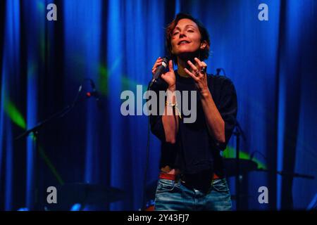 POLICA, CONCERT, GREEN MAN FESTIVAL 2014 : Channy Leaneagh le chanteur de Polica jouant en direct sur la scène Far Out au Green Man Festival 2014 à Glanusk Park, Brecon, pays de Galles, août 2014. Photo : Rob Watkins. INFO : Poliça est un groupe de synthé-pop américain connu pour son son éthéré et expérimental mêlant rythmes électroniques, synthés luxuriants et voix auto-accordées. Dirigée par Channy Leaneagh, leur musique explore les thèmes de l’amour, de l’identité et de la vulnérabilité, créant une atmosphère hypnotique et onirique. Banque D'Images