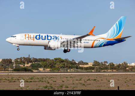 Flydubai Boeing 737 MAX 8 (REG : A6-FQC) atterrissant sur un vol charter en provenance des Émirats arabes Unis. Banque D'Images