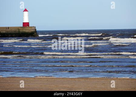 Le phare Red & White Berwick Breakwater surplombant la mer du Nord à l'estuaire de Tweed à Berwick-upon-Tweed, Northumberland, Angleterre, Royaume-Uni. Banque D'Images