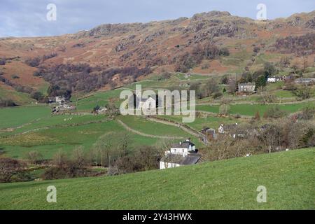 Église St Cuthbert dans le Kentmere depuis le quartier vert dans le parc national du Lake District, Cumbria, Angleterre, Royaume-Uni. Banque D'Images