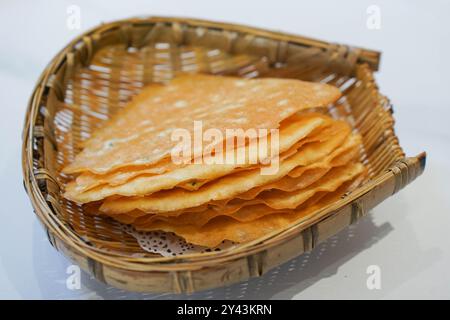 Crêpe croustillante fine de style chinois dans un panier en bambou Banque D'Images