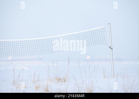 Filet pour Beach volley est sur la côte de la mer vide couverte de neige, fond de sport d'hiver Banque D'Images