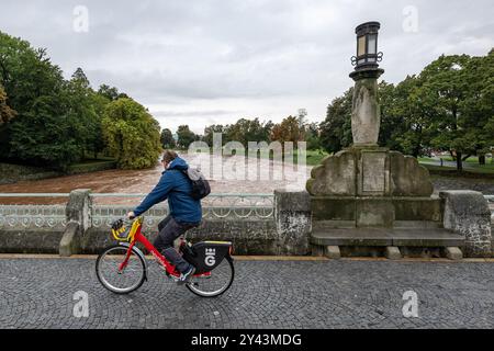 Hradec Kralove, République tchèque. 16 septembre 2024. L'Elbe à la centrale hydroélectrique de Hucak, à Hradec Kralove, République tchèque, le 16 septembre 2024. Crédit : David Tanecek/CTK photo/Alamy Live News Banque D'Images