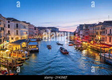 Venise, Italie - 20 mars 2024 - soirée au Grand canal vue depuis le pont du Rialto, le cœur de la ville. Banque D'Images