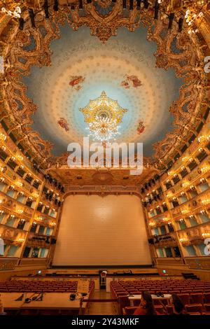 Venise, Italie - 24 mars 2024 - intérieur de l'opéra Teatro la Fenice, intérieur de style rococo avec auditorium, scène et plafond avec peintures et ch Banque D'Images