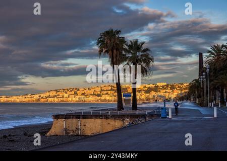 Nice, France - 13 avril 2018 - horizon de la ville au lever du soleil depuis la promenade sur la Côte d'Azur à la mer Méditerranée. Banque D'Images