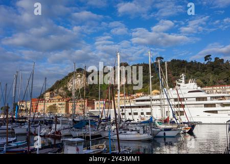 Nice, France - 13 avril 2018 - voiliers et yachts à Port Lympia et Castle Hill en ville sur la Côte d'Azur. Banque D'Images