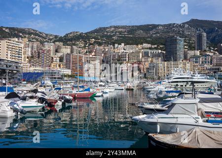 Principauté de Monaco - 14 avril 2018 - Yachts et bateaux dans le port d'Hercule et ville-état sur la Côte d'Azur. Banque D'Images