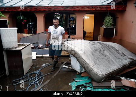 Galati, Roumanie. 15 septembre 2024. Un homme marche dans une cour frappée par les inondations dans le comté de Galati, Roumanie, 15 septembre 2024. Le comté de Galati, en Roumanie, peine à se remettre des graves inondations provoquées samedi par le cyclone Boris, qui a coûté la vie à cinq personnes et déplacé plus de 250 résidents. Crédit : Cristian Cristel/Xinhua/Alamy Live News Banque D'Images