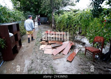 Galati, Roumanie. 15 septembre 2024. Cette photo montre une cour touchée par les inondations dans le comté de Galati, Roumanie, le 15 septembre 2024. Le comté de Galati, en Roumanie, peine à se remettre des graves inondations provoquées samedi par le cyclone Boris, qui a coûté la vie à cinq personnes et déplacé plus de 250 résidents. Crédit : Cristian Cristel/Xinhua/Alamy Live News Banque D'Images