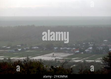 Galati, Roumanie. 15 septembre 2024. Cette photo montre des champs touchés par les inondations dans le comté de Galati, Roumanie, le 15 septembre 2024. Le comté de Galati, en Roumanie, peine à se remettre des graves inondations provoquées samedi par le cyclone Boris, qui a coûté la vie à cinq personnes et déplacé plus de 250 résidents. Crédit : Cristian Cristel/Xinhua/Alamy Live News Banque D'Images