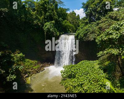 Vue aérienne de la cascade dans le lac Sebu. Chutes entourées d'une végétation luxuriante et de montagnes imposantes. Mindanao, Philippines. Banque D'Images