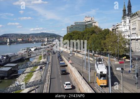 Budapest trafic le long du Danube en regardant vers le pont des chaînes Banque D'Images