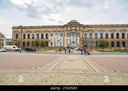 Le Zwinger, complexe palatial et jardins à Dresde, en Allemagne, un jour d'automne Banque D'Images