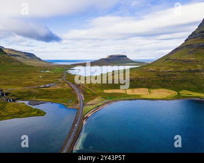 Vue aérienne de la montagne Kirkjufel en Islande Banque D'Images