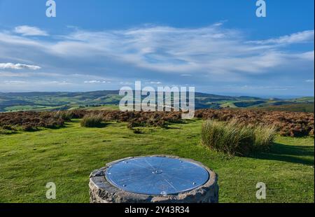 Le toposcope sur Pole Bank (long Mynd Summit) surplombant les Stiperstones, Church Stretton, Shropshire Banque D'Images