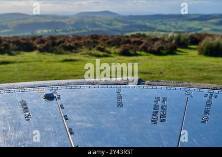 Le toposcope sur Pole Bank (long Mynd Summit) regardant vers Corndon Hill (pays de Galles), Church Stretton, Shropshire Banque D'Images